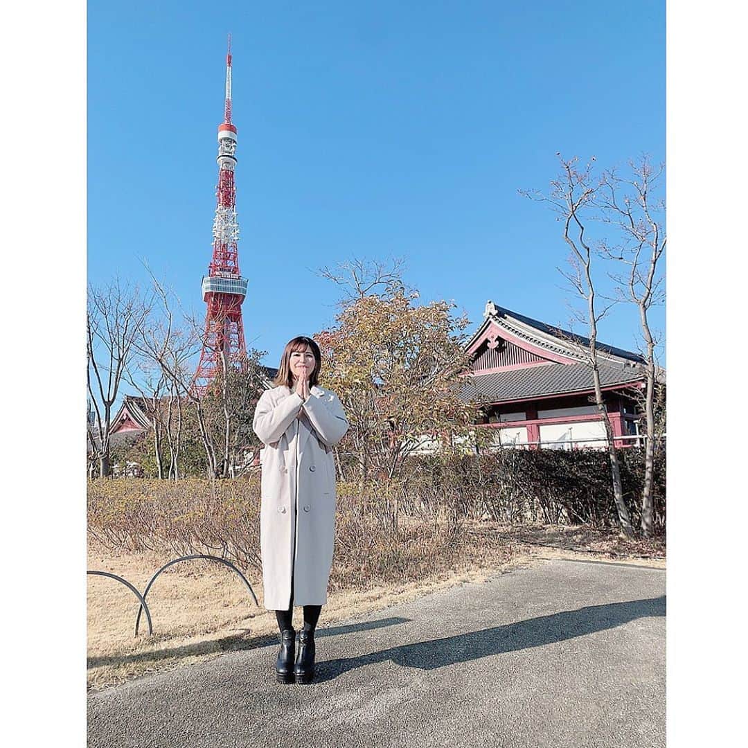 上村彩子のインスタグラム：「初詣は、増上寺からの東京タワー🗼に行ってきました✨ . 増上寺は徳川将軍家の墓所があるところです。 東京タワーが後ろに見えるところが歴史と現代を感じて、面白いところだよね⛩ . なのですが、 参拝が終わった直後の階段で派手に転びまして、帰って脚見たら見事に腫れてました😂ふぇえ… 相性良くないのかな？笑 #初詣」