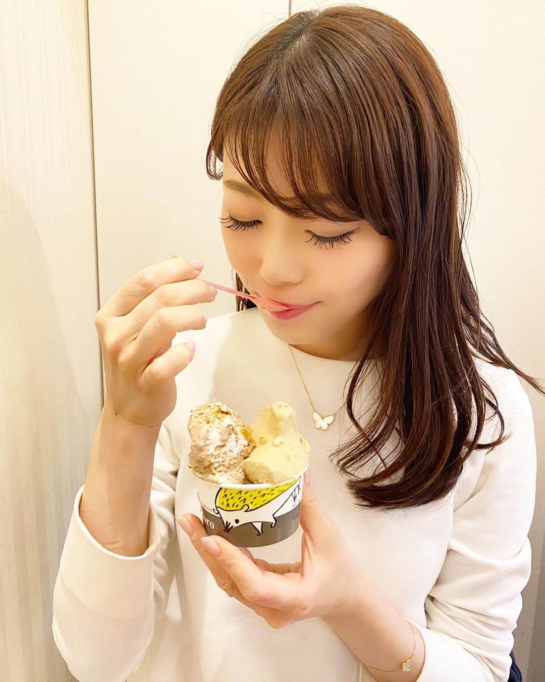 アレルギーナビゲーター 細川真奈 ❤さんのインスタグラム写真 - (アレルギーナビゲーター 細川真奈 ❤Instagram)「#食物アレルギー_ジェラート #食物アレルギー_スイーツ . 神戸へ行ったら必ずと行って良いほどお伺いしている #特定原材料27品目不使用 ジェラートのお店 「リッチョドーロ」さん @riccio_doro_official 🍨💕 . リッチョさんのジェラートは本当に本当に美味しくて大好き過ぎて、 都内にもお店ができて欲しいなぁ✨と、心から願っているくらい❣️❣️❣️ . この日にわたしが選んだのは… ☑︎キャラメル ☑︎ティラミス のジェラート2種。 主人は、 ☑︎紫いも ☑︎洋梨 をセレクトして、食べ合いっこ👩‍❤️‍💋‍👨 . 帰りがけ、スタッフさんに入籍のご報告をしたら 「インスタで見ていたのでもしかして？！と思ってました❣️」 とのお言葉をいただき、 ちょっぴり恥ずかしくなりました🙈💕笑 2019最後にご挨拶できて良かったです😌✨ 2020年も宜しくお願いいたします✨ . . #ricciodoro #リッチョドーロ #ジェラート #27大アレルゲン不使用 #卵アレルギー #乳製品アレルギー #山芋アレルギー #ナッツアレルギー #食物アレルギー #アレルギー #大人の食物アレルギー #アレルギーナビゲーター #foodallergy #foodallergies #allergynavigater #食物アレルギー_神戸 #食物アレルギー_三ノ宮 #食物アレルギー_アイス #食物アレルギー_カフェ #アレルギーっ子のカフェめぐり」1月8日 23時28分 - manahosokawa