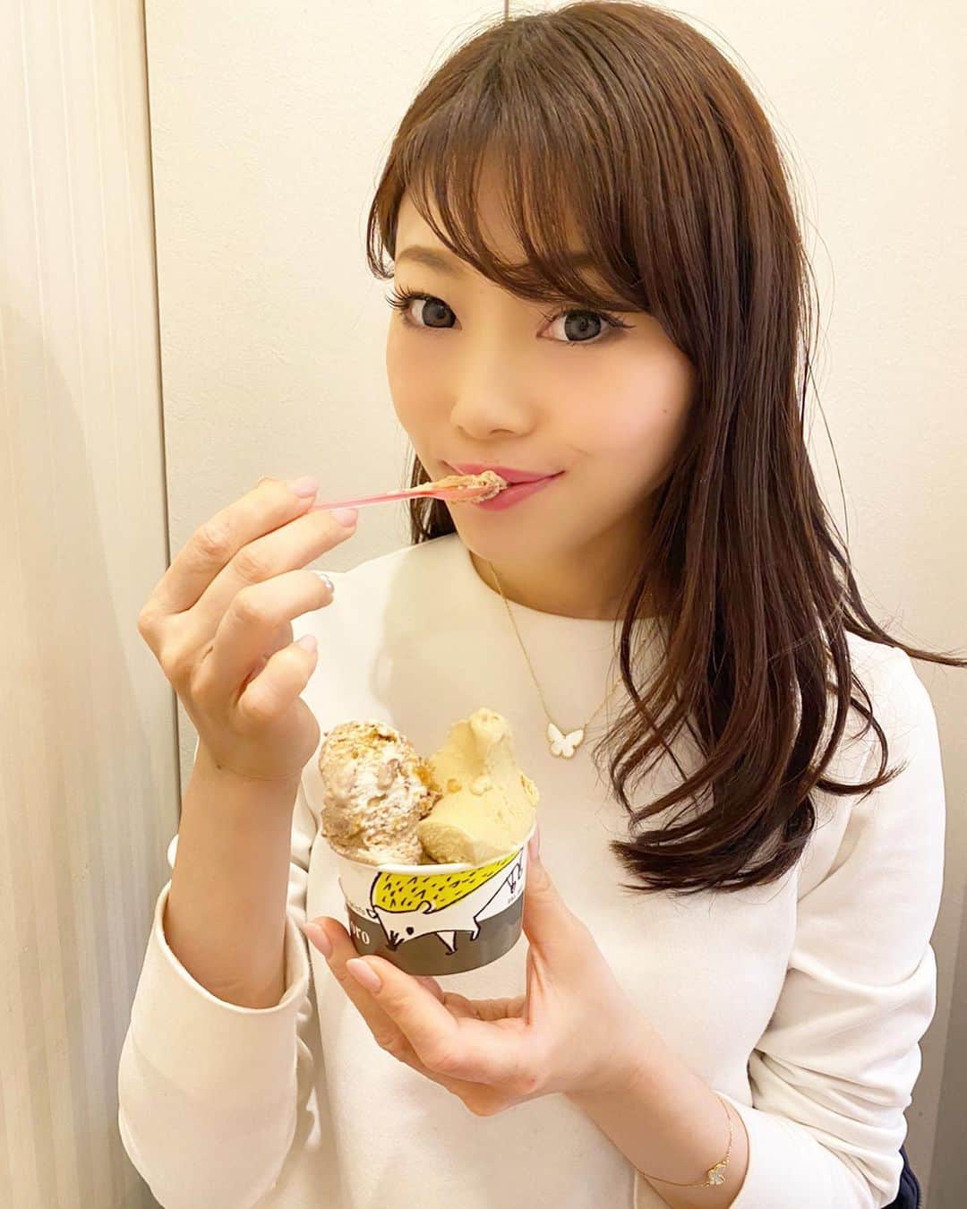 アレルギーナビゲーター 細川真奈 ❤さんのインスタグラム写真 - (アレルギーナビゲーター 細川真奈 ❤Instagram)「#食物アレルギー_ジェラート #食物アレルギー_スイーツ . 神戸へ行ったら必ずと行って良いほどお伺いしている #特定原材料27品目不使用 ジェラートのお店 「リッチョドーロ」さん @riccio_doro_official 🍨💕 . リッチョさんのジェラートは本当に本当に美味しくて大好き過ぎて、 都内にもお店ができて欲しいなぁ✨と、心から願っているくらい❣️❣️❣️ . この日にわたしが選んだのは… ☑︎キャラメル ☑︎ティラミス のジェラート2種。 主人は、 ☑︎紫いも ☑︎洋梨 をセレクトして、食べ合いっこ👩‍❤️‍💋‍👨 . 帰りがけ、スタッフさんに入籍のご報告をしたら 「インスタで見ていたのでもしかして？！と思ってました❣️」 とのお言葉をいただき、 ちょっぴり恥ずかしくなりました🙈💕笑 2019最後にご挨拶できて良かったです😌✨ 2020年も宜しくお願いいたします✨ . . #ricciodoro #リッチョドーロ #ジェラート #27大アレルゲン不使用 #卵アレルギー #乳製品アレルギー #山芋アレルギー #ナッツアレルギー #食物アレルギー #アレルギー #大人の食物アレルギー #アレルギーナビゲーター #foodallergy #foodallergies #allergynavigater #食物アレルギー_神戸 #食物アレルギー_三ノ宮 #食物アレルギー_アイス #食物アレルギー_カフェ #アレルギーっ子のカフェめぐり」1月8日 23時28分 - manahosokawa