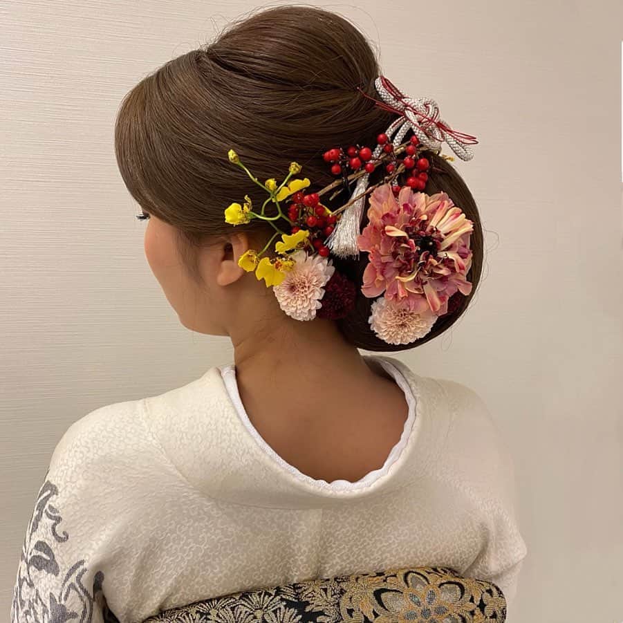 Tomoyo Kitamuraさんのインスタグラム写真 - (Tomoyo KitamuraInstagram)「ブランシュのお正月2020はじまってます🎍 大振りのシニヨンに飾りを盛り沢山に♡  今週は着付けと和髪ラッシュで混雑しますので、ヘアセットだけでもお時間余裕をもってご来店をお願い致します。 お着付けをご予約の方は、時間厳守でお願いします。  #ヘアメイク #ヘアセット #ヘアアレンジ #ヘアスタイル #銀座#美容師 #ウェディング#ウェディングヘア #ブライダル#ブライダルヘア #結婚式#プレ花嫁#花嫁#前撮り#着物#浴衣 #シニヨン#ダウン#夜会巻き #ヘアメイクリハーサル #bride#bridehair#bridal#updo#upstyle」1月8日 23時32分 - tmy_o3.pugmi