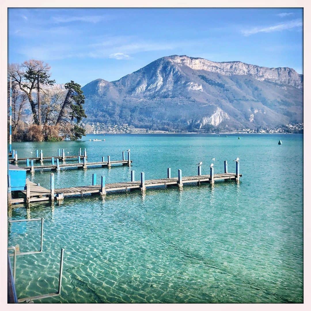 エマニュエル・ベアールのインスタグラム：「☀️💛☀️#annecy  #lacdannecy .. #lucky me .... #theater  @bonlieu_scene_nationale  @pascalrambert  #architecture  la vie en tournée ....#promenade」
