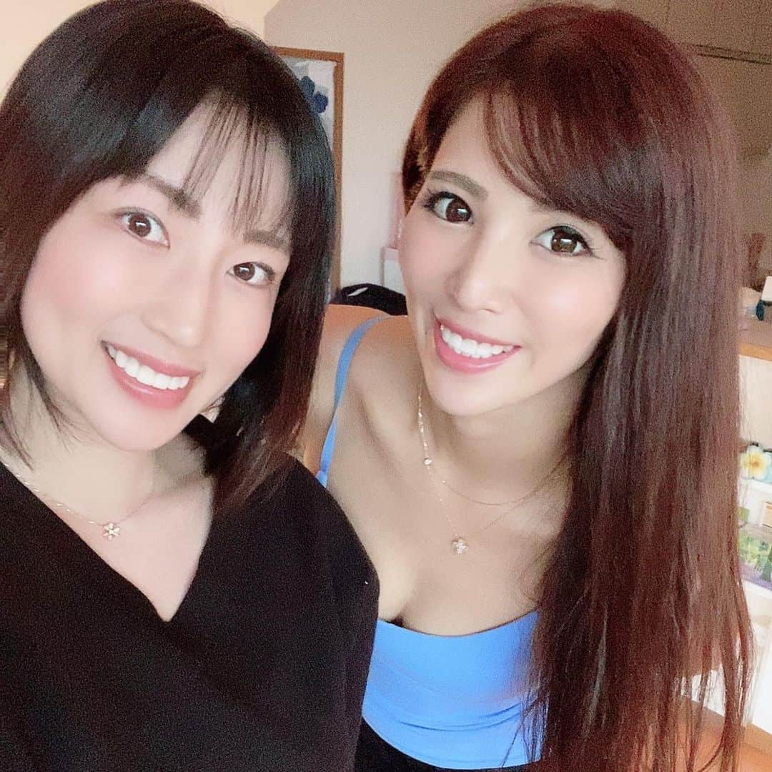 庄司ゆうこさんのインスタグラム写真 - (庄司ゆうこInstagram)「昨日も今日もスタジオにいたからインストラクターたちにいっぱい会えた❣️ ホントうちの子たちはみんな明るくて面白くて会うと元気になる🤗 お客様が継続して頂いているのも、彼女たちに会うと元気になるんだろーなぁって思います。笑 ヨガって誰に教えてもらうかって凄く大事✨ 女性も男性も私はエネルギッシュでスーパーポジティブな人が大好き😘 昨日もめちゃくちゃパワーある社長さんに久しぶりに会って、なんか運気上がった気がしたもん‼️笑 一緒にいる人ってホント大事✨ そして今日はえりかちゃんにマツエクしてもらって、りょうこちゃんと子連れで児童館へ💖PSY→歯医者→マツエク→児童館と予定詰め込んじゃったけど楽しかったぁー❣️けど歯医者は麻酔があんまり効いてなくて痛かったよぉ😭😭😭 #スーパーポジティブ#ポジティブスターヨガ#美人インストラクター#ヨガ#マツエク#復活#児童館#ママ友#同級生ベビー#女の子ママ#男の子ママ#生後8ヶ月」1月8日 22時05分 - yuko.shoji