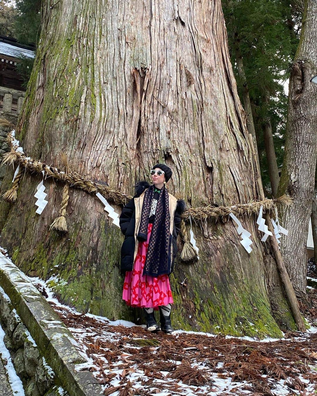 ミーシャ・ジャネットのインスタグラム：「✨HAPPY 2020✨ ☆ hatsumode ☆ friends ☆ drinking ☆ drunk ☆ Happo-one ☆ jade chalet ☆ snow bunny ☆ love ☺️☺️☺️been quite awhile since I spent the new year in Japan and it was a privilege to be here. My first trip to Hakuba in Nagoya, we were so worried about getting through the snow. Fortunately or unfortunately, the snow coverage was so low, it was apparently only at 10% of the usual depth. On the last day it started snowing somewhat.. hopefully they’ll get their snow soon so businesses can operate and fans of snow-activities who’ve traveled from all over the world can enjoy the mountain. ❄️⛄️even at a low depth it was beautiful to me 🌨  #hakuba #happoone #白馬 #八方尾根スキー場  #初詣　#jadechalet #happy2020 #followtherabbit」