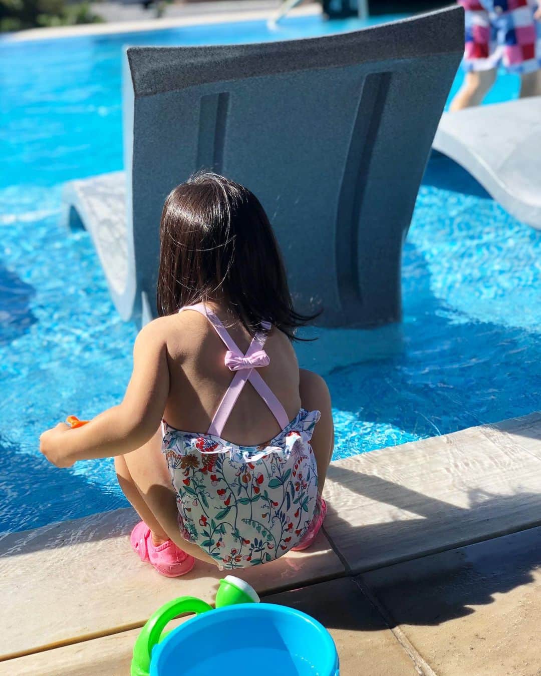 林香里さんのインスタグラム写真 - (林香里Instagram)「・ ・ ✉質問でいくつか頂いていたので… 娘の水着はプレゼントしてもらったもので 大好きな @jacadi_officiel のもの👙🌺🌴 後ろ姿も可愛すぎて、まだまだ サイズアウトしないでー👋🏻 #hawaii#oafu#pool#mykids #girl#mygirl#vacation#👙」1月8日 22時14分 - kaori_hayashi1203