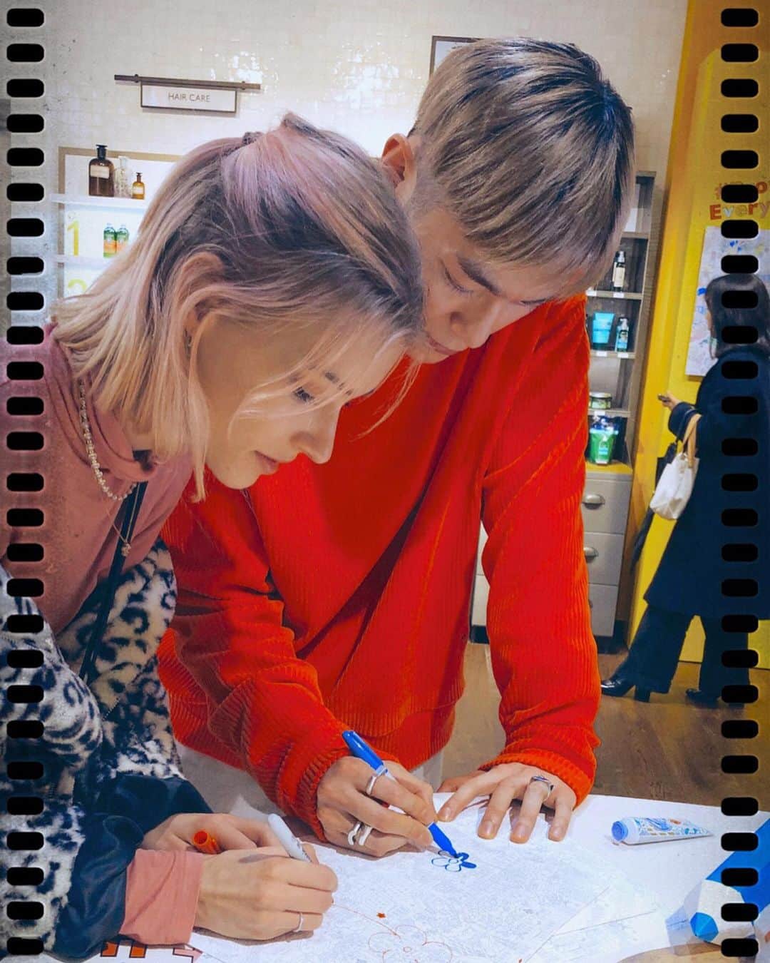 ステファニー・ミチョヴァさんのインスタグラム写真 - (ステファニー・ミチョヴァInstagram)「Getting a drawing class by @inch_inch_inch Haha 축하합니다 🥰🎨🖊 all this color made me think about my next hair color 🤔  @loccitanekorea #록시땅 #시티팔레트 #시어버터핸드크림」1月8日 22時26分 - stefaniemichova