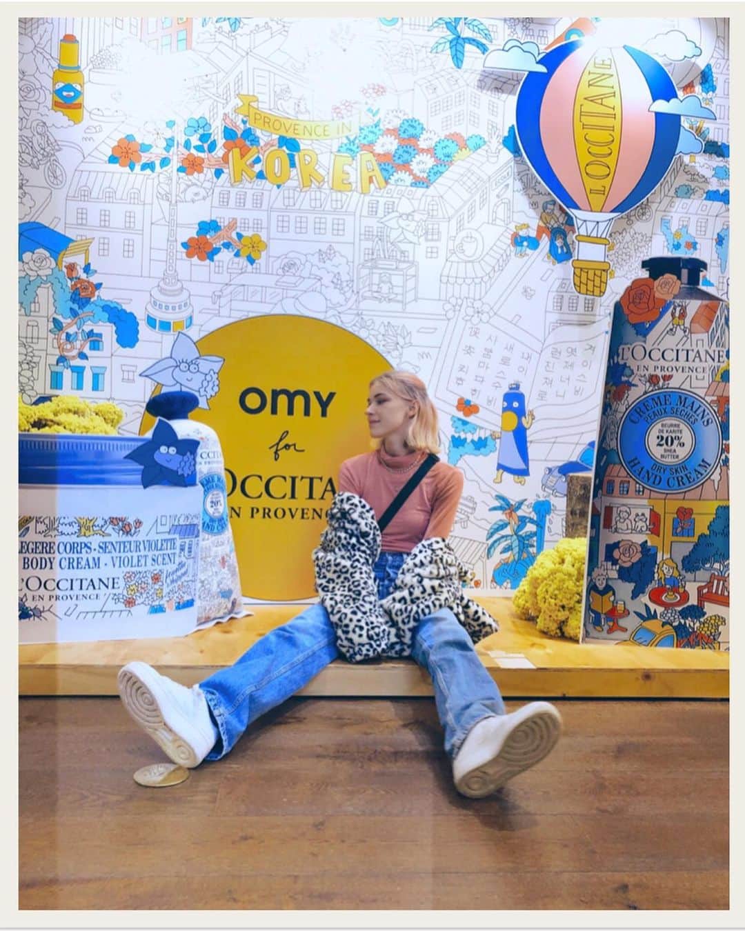 ステファニー・ミチョヴァさんのインスタグラム写真 - (ステファニー・ミチョヴァInstagram)「Getting a drawing class by @inch_inch_inch Haha 축하합니다 🥰🎨🖊 all this color made me think about my next hair color 🤔  @loccitanekorea #록시땅 #시티팔레트 #시어버터핸드크림」1月8日 22時26分 - stefaniemichova