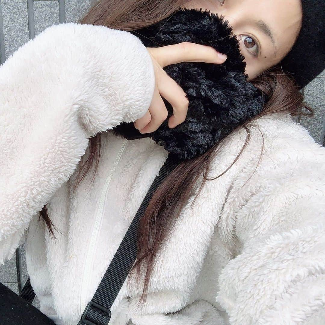 西上まなみのインスタグラム：「﻿ ﻿ だいすきな#冬 ☃️がやってきたのに﻿ 足🦶を傷めてしまったせいで﻿ 全くもって楽しめていないのだよ🐰💔﻿ ﻿ ﻿ 今年こそは！﻿ 年末に！﻿ 絶対！﻿ ＼ ボード行きたいっ🏂❄️ ／﻿ と思っていたのに...﻿ ﻿ ﻿ 早く完治させねばならぬ💁🏻‍♀️💭﻿ ﻿ ﻿ ✿ ・ ✿ ・ ✿ ・✿ ・ ✿ ・ ✿ ・ ✿ ・ ✿﻿ ﻿ 『17やめるの？』﻿ とたくさんコメントや🄳🄼を頂いているのに﻿ ちゃんとお伝えできずごめんなさい🙇🏻‍♀️﻿ ﻿ ﻿ 結論から言うと...﻿ ﻿ ﻿ ﻿ ﻿ ﻿ ﻿ ﻿ ＼  やめないよ💓　／﻿ ﻿ 🐶🍓﻿ ﻿ ﻿ まだ詳しくはお伝えできませんが﻿ 水面下で動き出してるので﻿ 暫しお待ちを...🙈💭💓﻿ ﻿ ﻿ ✿ ・ ✿ ・ ✿ ・✿ ・ ✿ ・ ✿ ・ ✿ ・ ✿﻿ ﻿ ﻿ #スウィートインスタ #スウィートインスタガールズ #model #photooftheday #instagood #instafollow #followme #love #tagsforlikes #happy #17 #イチナナ　#17media」