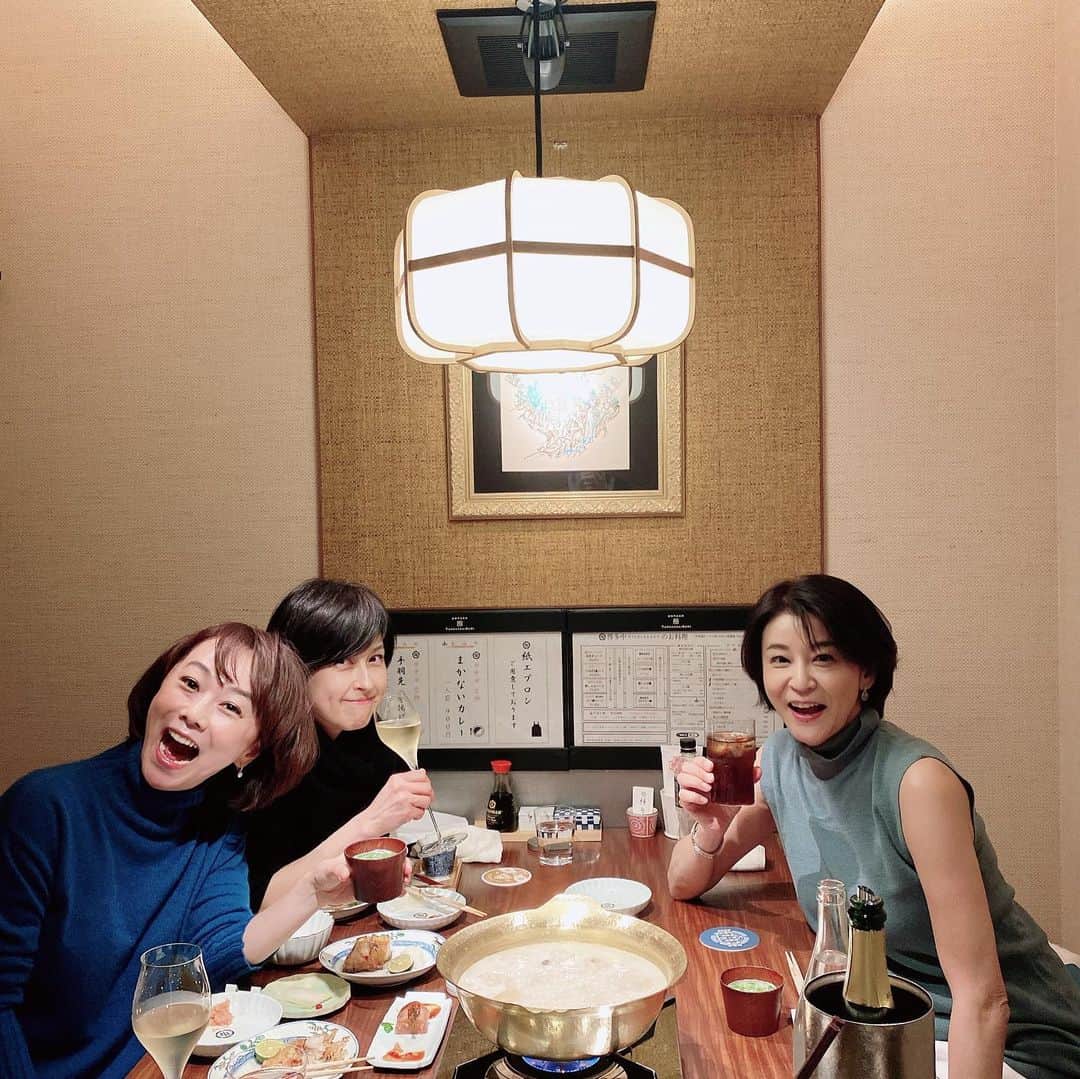 高嶋ちさ子さんのインスタグラム写真 - (高嶋ちさ子Instagram)「新年会ラッシュです 彩子さんと香ちゃんと今日はヘルシーに水炊き。 みんなびっくりする様な歳になってきたので、健康に気を付けて仕事しなきゃだね。 お二人さん今年もよろしくです！」1月8日 22時27分 - chisakotakashima