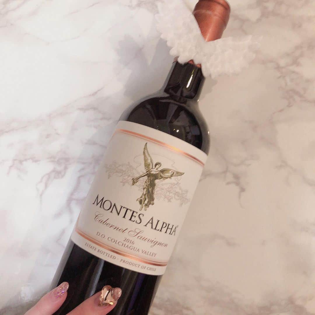 皆方由衣さんのインスタグラム写真 - (皆方由衣Instagram)「ワインに羽ついてた！！ 赤ワインが好きです。 重めのソーヴィニヨンが 好きです。  いただきます！！ #赤ワイン」1月8日 22時28分 - yuiminakata