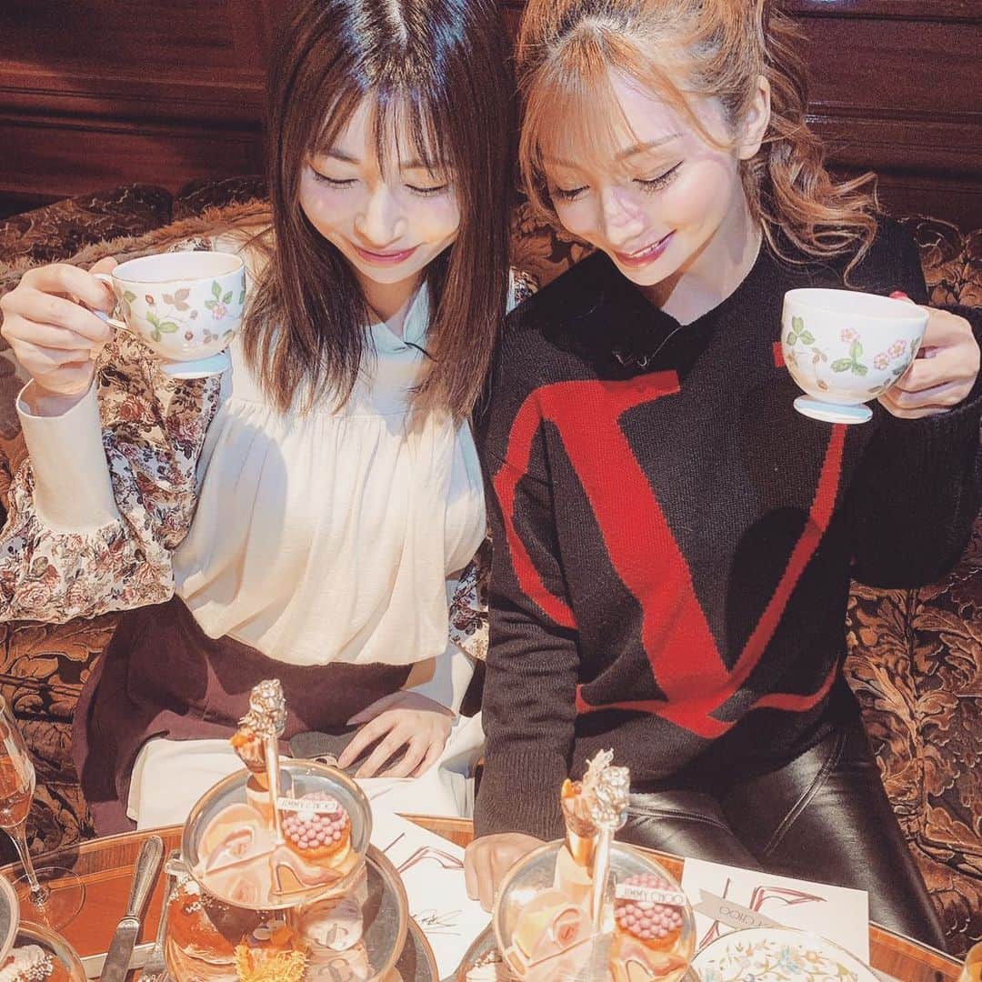 清水彩子のインスタグラム：「みゆうちゃんとアフタヌーンティー☕️❤️ 何でもオープンなみゆうちゃんの話は毎回面白い🥰w 一緒にいると時間があっという間❤️ The Ritz Carlton Osaka ✖︎ JIMMY CHOO👠 のコラボ企画やってた❤️ #アフタヌーンティー #リッツカールトン大阪  #teaforchoo #ジミーチュウ #TheRitzCarltonOsaka」