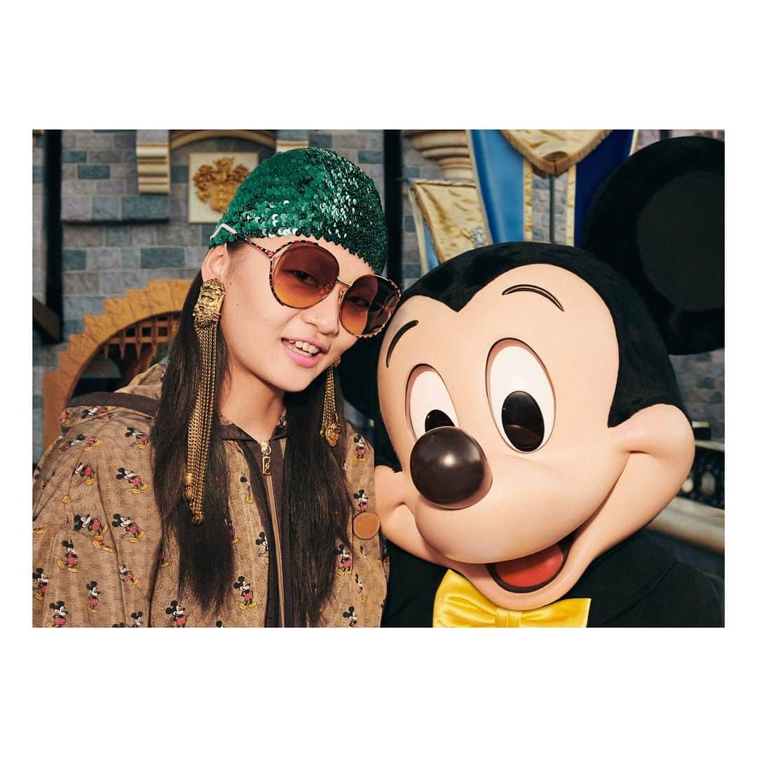 グッチさんのインスタグラム写真 - (グッチInstagram)「Photos with the True Original Mickey Mouse at Disneyland, wearing sporty pieces from the #DisneyXGucci collection, and a silver necklace crafted with an enameled pendant. @alessandro_michele #AlessandroMichele. #GucciJewelry ©Disney Discover the collection through link in bio.」1月8日 22時30分 - gucci