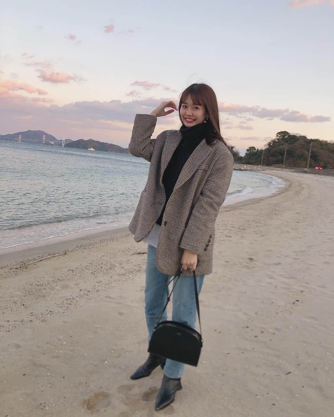 ᴱᴸᵞさんのインスタグラム写真 - (ᴱᴸᵞInstagram)「ㅤㅤㅤㅤㅤㅤㅤㅤㅤㅤㅤㅤㅤ この間のコートは　@realcoco_japan の。 ジャケットスタイルが好きな私だけど、 流石に冬は寒くてジャケットだけじゃ無理だから こういうタイプのコートを探してたの♡ 裏地キルティングになってるからあったかいのです✨ ㅤㅤㅤㅤㅤㅤㅤㅤㅤㅤㅤㅤㅤ 2020年　初の海でした。 夕日が落ちかけてた時の空 本当にきれいだったなぁ〜🥰 . #realcoco #apc #ハーフムーン #韓国ファッション #チェックコート #ジャケットコート #プチプラファッション」1月8日 22時30分 - diary___ely