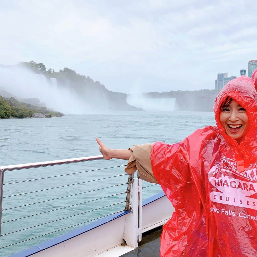 山川恵里佳さんのインスタグラム写真 - (山川恵里佳Instagram)「: : 旅好きとしては必ずおさえておきたいナイアガラの滝‼︎ 自然の素晴らしさを体感できるスポット✨ : ナイアガラの滝は、カナダのオンタリオ州とアメリカのニューヨーク州の国境に位置してるよ😊 : : 私は船の乗って、かなり近くまで滝に近付いたの！しぶき丸かぶりで帰る頃にはノーメイク笑笑 : : ロケのディレクターさん、カメラさんやツアーに参加した皆さん達とキャーキャー言いながら、ほんと楽しかった✨ : 一緒に船に乗ったハズのメイクさんだけ船の中にいて無傷😂😂 : 濡れたくない人は中がオススメだよ笑 : ずぶ濡れコースは、私みたいに必ず外に出ようね❤︎ : https://www.halftime-tours.jp/ : : #旅スルおつかれ様ハーフタイムツアーズ#テレ東#女子旅#ツアー旅行#クラブツーリズム#カナダ#canada#ナイアガラの滝#ナイアガラの滝クルーズ#ナイアガラクルーズ#びしょ濡れコース#結果#すっぴん#テレビロケ#tvshow」1月8日 22時37分 - erika_3_official