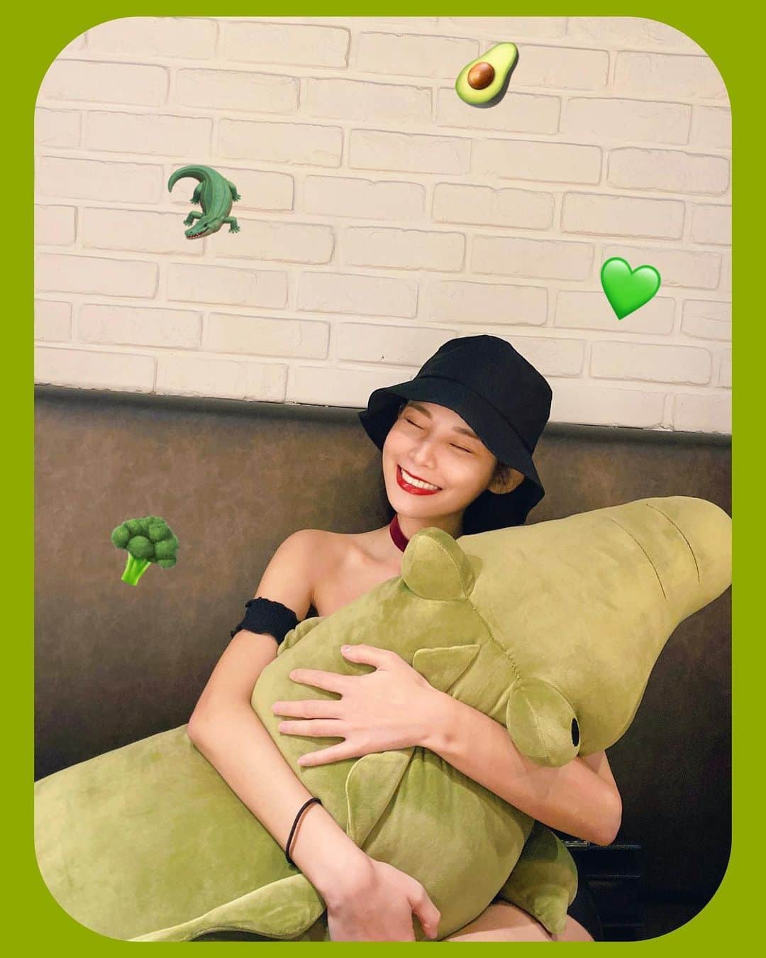張香香のインスタグラム：「超大口ㄏㄧˊ～🐊 好想帶他回家 但好佔空間🤣 只好借別人的抱一抱😛」