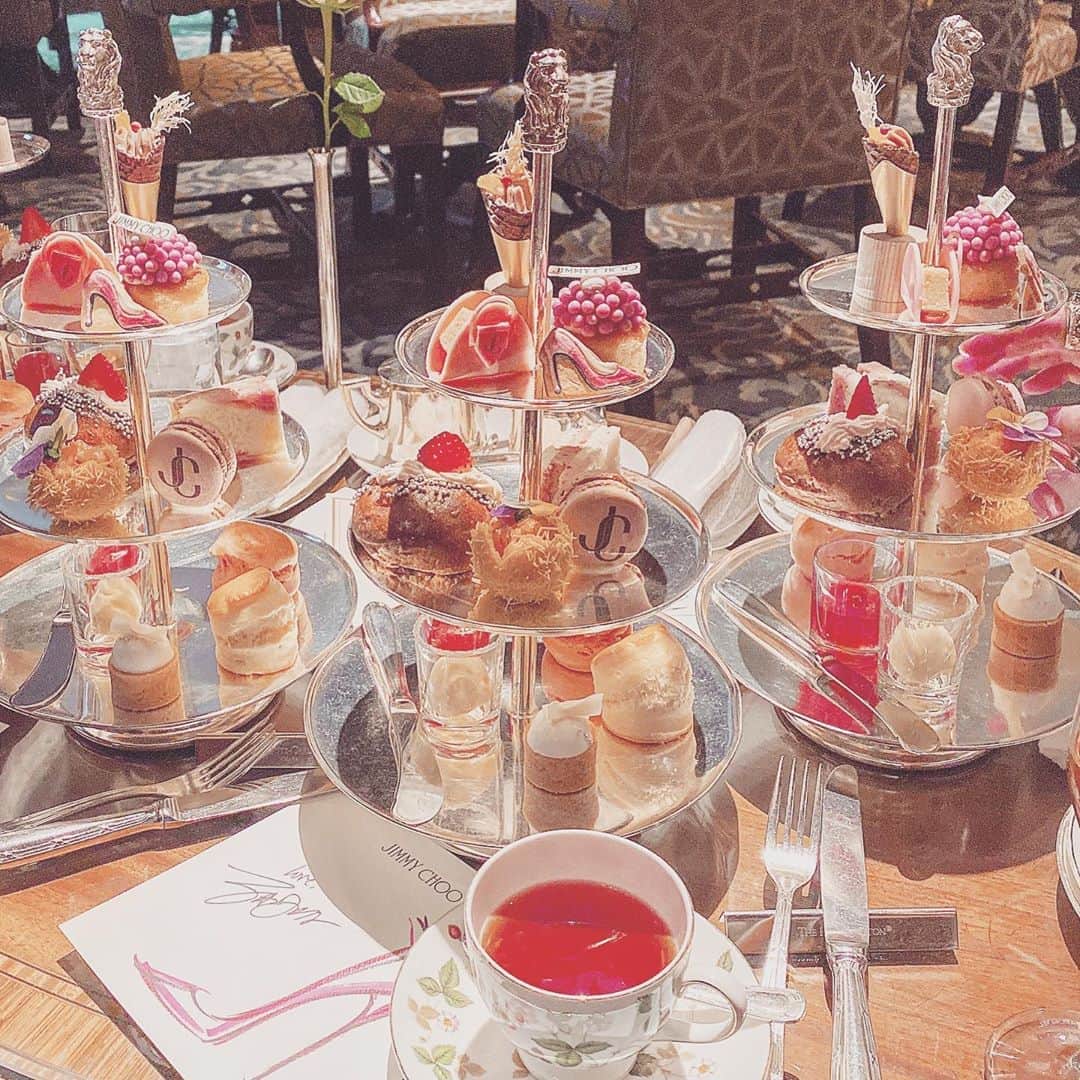 清水彩子のインスタグラム：「The Ritz Carlton Osaka ✖︎ JIMMY CHOO👠 " ジミーチュウ アフタヌーンティー "🍰 可愛い過ぎて食べるの勿体ないかった❗️🥰 #teaforchoo  #ジミーチュウ  #アフタヌーンティー #theritzcarltonosaka  #リッツカールトン大阪 #🎁 #女子会ランチ #インスタ映え」