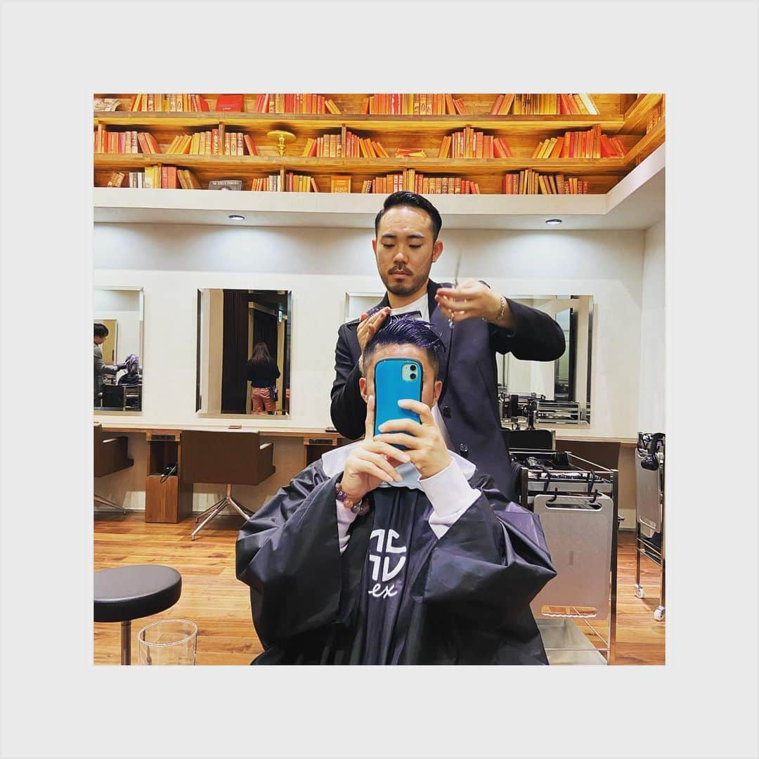 小林 ディスカスさんのインスタグラム写真 - (小林 ディスカスInstagram)「今年、初の髪のメンテナンスへっ 👱🏾‍♂️✨💇🏼‍♂️✨💆🏼‍♂️✨💈 カットとカラーは、 西田氏😎 @kenichinishidaramsoe 今回もしっかりブルー系グレーを入れて、 退色を楽しむ系テンションですっ💪🏾 皆さま、 今年もnexをよろしくお願い致しますっ！！ @nex.the_salon  @nex_mens  #tokyo #japan #fashion #beauty #美容 #美容男子 #hair #hairsalon #美容室 #nex #ネックス #骨董通り #南青山 #東京 #カット #カラー #トリートメント #育毛 #ハゲ予防 #ヘッドスパ」1月8日 22時40分 - discus_kobayashi