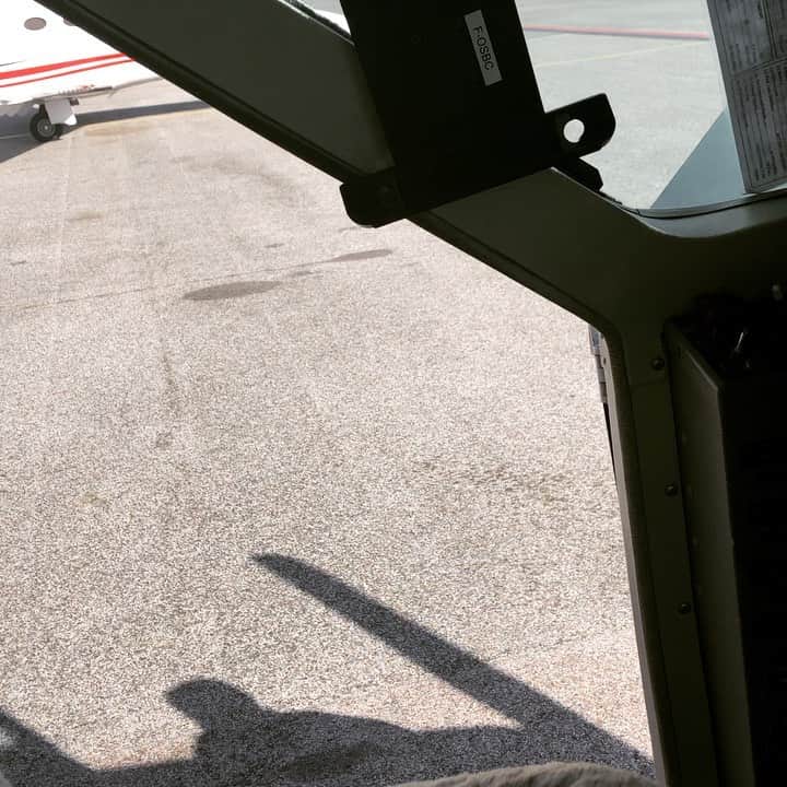 ヴァネッサ・ジェームスのインスタグラム：「When the pilot asked me if I wanted to sit next to him in the cockpit... I really thought it was a joke. I started laughing and said "no thank you! ✌️" I realized he was serious soon enough, as he assured me it would be an amazing experience. He was definitely right!! I sometimes forget how lucky, privileged and amazing my life truly is. I thank God and my parents everyday for the 32 years of life they have given me. A life of ups and downs, trials and tribulations, and for my many successes. I thank them for my ability to see the beauty in all people and in all things. How lucky I truly am.」