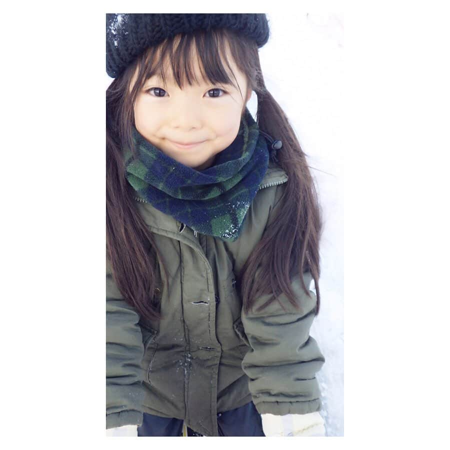 Yukiさんのインスタグラム写真 - (YukiInstagram)「冬休みは雪遊びも沢山できて楽しい思い出を作れました🥰🎀 こんなに❄まみれになっても嬉しそう😂✨ お友達の男の子が可愛すぎて、三姉妹もべったり🥰♡w  今回の投稿はゲレンデだったの耐寒、防水カメラ📷で撮ってみました👀✨ カメラは #楽天ROOMに載せてます 🥰  双子ちゃんの冬休みも今日でおしまい♡♡ 関西や東北へ行ったり、かなりの移動距離でしたが体調を崩さず、元気に過ごせてよかった(o^^o)  明日からも、元気に過ごしたいです🥰🎀」1月8日 22時44分 - yukikuu96