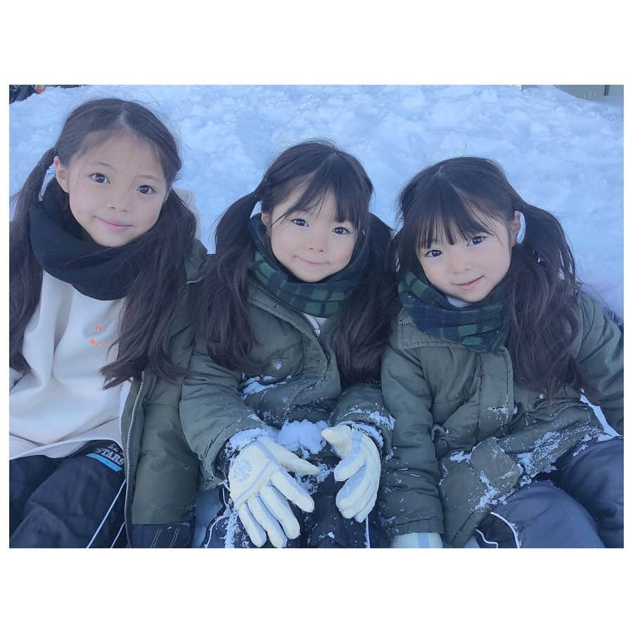 Yukiさんのインスタグラム写真 - (YukiInstagram)「冬休みは雪遊びも沢山できて楽しい思い出を作れました🥰🎀 こんなに❄まみれになっても嬉しそう😂✨ お友達の男の子が可愛すぎて、三姉妹もべったり🥰♡w  今回の投稿はゲレンデだったの耐寒、防水カメラ📷で撮ってみました👀✨ カメラは #楽天ROOMに載せてます 🥰  双子ちゃんの冬休みも今日でおしまい♡♡ 関西や東北へ行ったり、かなりの移動距離でしたが体調を崩さず、元気に過ごせてよかった(o^^o)  明日からも、元気に過ごしたいです🥰🎀」1月8日 22時44分 - yukikuu96