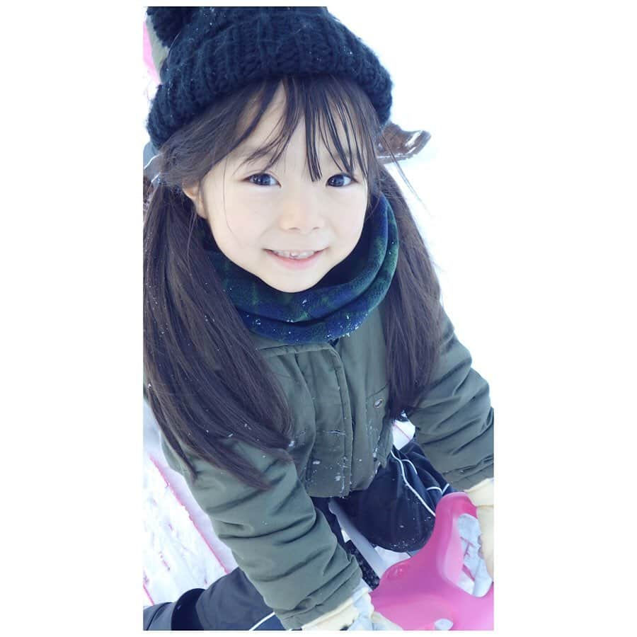 Yukiさんのインスタグラム写真 - (YukiInstagram)「冬休みは雪遊びも沢山できて楽しい思い出を作れました🥰🎀 こんなに❄まみれになっても嬉しそう😂✨ お友達の男の子が可愛すぎて、三姉妹もべったり🥰♡w  今回の投稿はゲレンデだったの耐寒、防水カメラ📷で撮ってみました👀✨ カメラは #楽天ROOMに載せてます 🥰  双子ちゃんの冬休みも今日でおしまい♡♡ 関西や東北へ行ったり、かなりの移動距離でしたが体調を崩さず、元気に過ごせてよかった(o^^o)  明日からも、元気に過ごしたいです🥰🎀」1月8日 22時44分 - yukikuu96