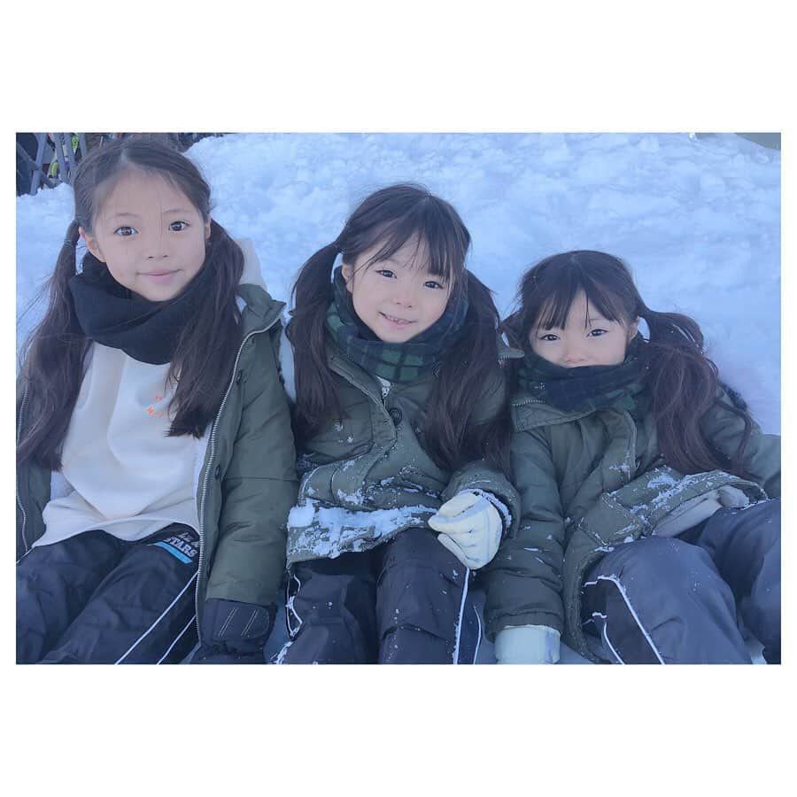 Yukiさんのインスタグラム写真 - (YukiInstagram)「冬休みは雪遊びも沢山できて楽しい思い出を作れました🥰🎀 こんなに❄まみれになっても嬉しそう😂✨ お友達の男の子が可愛すぎて、三姉妹もべったり🥰♡w  今回の投稿はゲレンデだったの耐寒、防水カメラ📷で撮ってみました👀✨ カメラは #楽天ROOMに載せてます 🥰  双子ちゃんの冬休みも今日でおしまい♡♡ 関西や東北へ行ったり、かなりの移動距離でしたが体調を崩さず、元気に過ごせてよかった(o^^o)  明日からも、元気に過ごしたいです🥰🎀」1月8日 22時44分 - yukikuu96