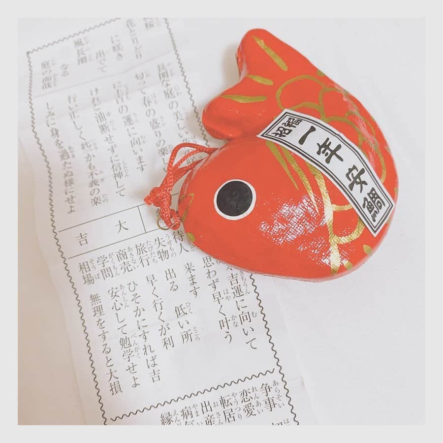 小原好美さんのインスタグラム写真 - (小原好美Instagram)「ツヤツヤの鯛がいるなか、この子は木綿豆腐みたいな質感で目があったんだよね。 お守りとして一年大事にしたいと思います。  縫いつけまもりと ねずみさんの置き物と お面ブローチ  一年よろしくお願いします。  #川越氷川神社 #川越今年もいっぱいいくぞ #みんなも遊びに行ってね #コメントありがとう」1月8日 22時52分 - konomi_kohara0628