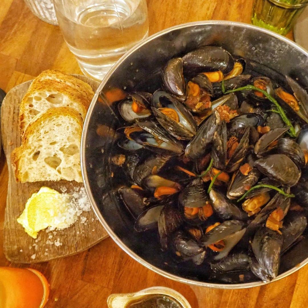 Eat With Steph & Coのインスタグラム：「YES who’s on a SEE-food diet this year? 🤫 seafood by the bucket in Notting Hill at @bucketlondon #foodstagram #mussels Mussels with choices of sauce from £16 − White wine, garlic, parsley and cream − Coconut, chilli and lemongrass − Stout, bacon and samphire 📷: @markk.uk  #invited #toplondonrestaurants」