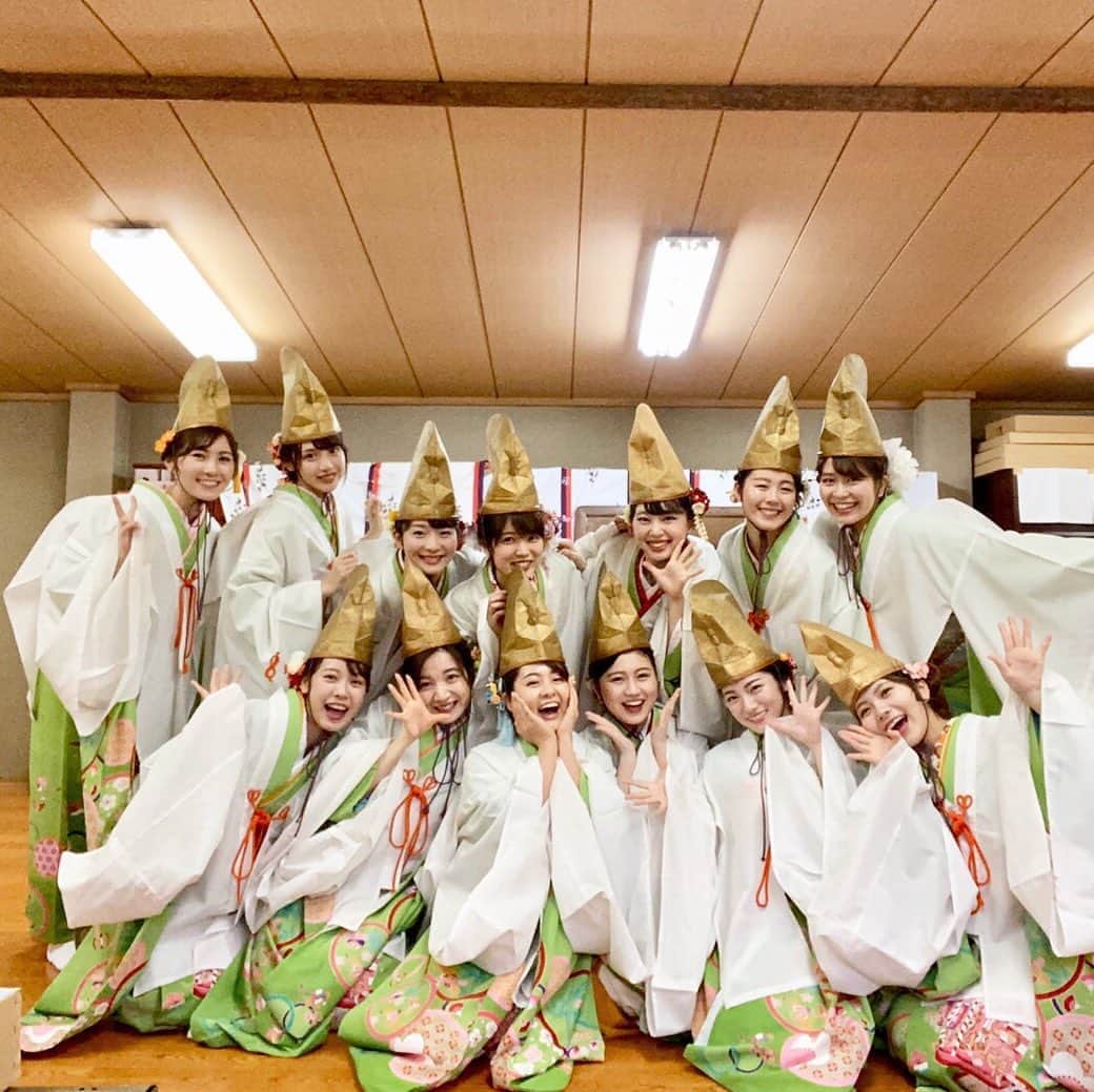 越智萌日のインスタグラム：「福娘B班の2日間の回礼が終了しました🎋💚 . B班本当に楽しくて終始笑いが絶えなかった😂大好き💕 . とうとう明日から3日間の十日戎が始まります✨参拝される皆様にたくさんの福をお届けできるよう、心を込めてご奉仕いたします💐  ぜひ十日戎は今宮戎神社にご参拝下さい😊🎋 . .  写真はネットニュースから拝借したものもあります🙏💦 . 最後の写真は着付けをしてくださったうめ子さんとB班のうめ子チルドレン🙈💕 . #今宮戎福娘  #今宮戎神社  #福娘  #十日戎 #今宮戎神社福娘  #えべっさん #今宮戎 #福娘代表  #うめ子屋」