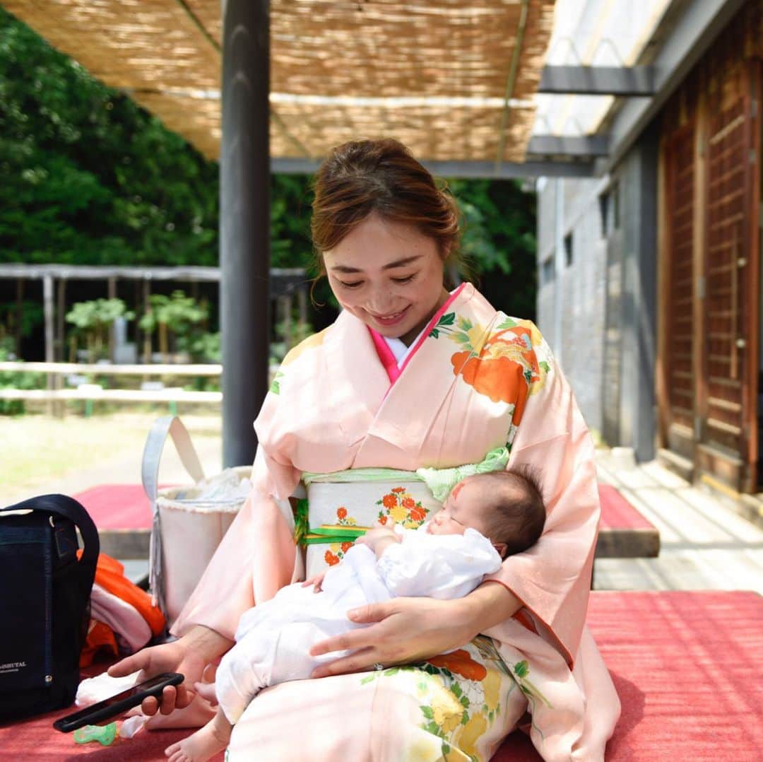 Keikooooooのインスタグラム：「着物は、母のもの。掛け着は、お義母さんのものを🥰 着物ってなかなか着る機会がないから、着られて嬉しかったな☺️💐掛け着は、着物に合わせて、お互いの両親の掛け着の中から、いちばん着物に合いそうなものを選びました♡そんな時間も楽しかったなぁ☺️ おチビがちっちゃくて可愛い🤤❤️ もうこの頃のおチビに会えないのがサミシイ😢 １日１日を大切に過ごしたいな😌🌿 2019.5.25（生後1ヶ月、お宮参り） 最後の写真“どすこい感”凄め😂 . #お宮参り #2019525 #生後1ヶ月 #1month #女の子ママ #不洗観音寺」