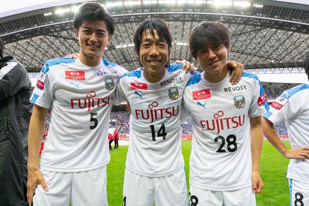 のインスタグラム：「2020年  川崎フロンターレに関わる皆さん。 今シーズンもよろしくお願いします！！ 今年は、このような笑顔を沢山お届けしたいと思います！ そしてみなさんにも笑顔になってもらえるように頑張ります😆  チームは明日の必勝祈願、商店街挨拶回りで始動します。 ぼくは南幸町に挨拶行かせてもらうので是非来て下さい！！ 待ってます🍌🤭 #川崎フロンターレ #frontale」