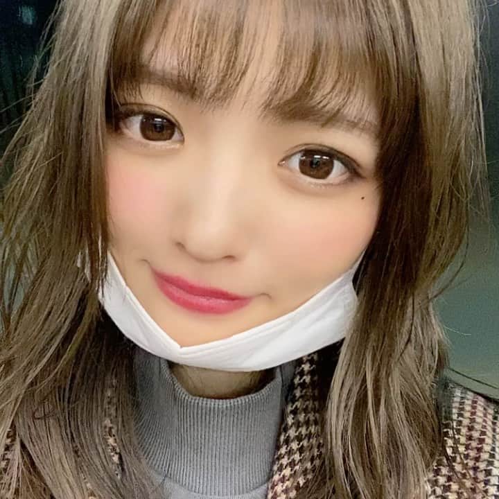 實近菜那（ななちゃら）のインスタグラム：「. . 髪の毛を染め染め致した〜！♥ 私はいつも、銀座LONESSの ‪✂︎‬ あゆみさん  @ayumisakurada  に頼んでます🥺 りあるに可愛くする天才♥ この前行ったよー！って報告くれた子ありがとう🥺✨ イケメンor可愛くしてくれるで 東京で美容院行くなら銀座LONESSで間違いないよ🥺 とりあえずフォローするんだじょ？？← あ、ちなみに成人式用にカラーしたの〜🥴 金曜日に山口帰る🥺✨うひ . . #ヘアカラー #ヘアスタイル #ロング #ロングヘア #ロングスタイル #成人式ヘア #成人式 #山口 #山口県 #徳山 #グレージュ #透明感カラー #髪の毛 #いいねした人で気になった人フォロー #ヘアメイク #model #モデル #銀座 #美容院 #銀座美容院 #銀座loness #實近菜那 #さねちかなな #ななちゃら #動画」