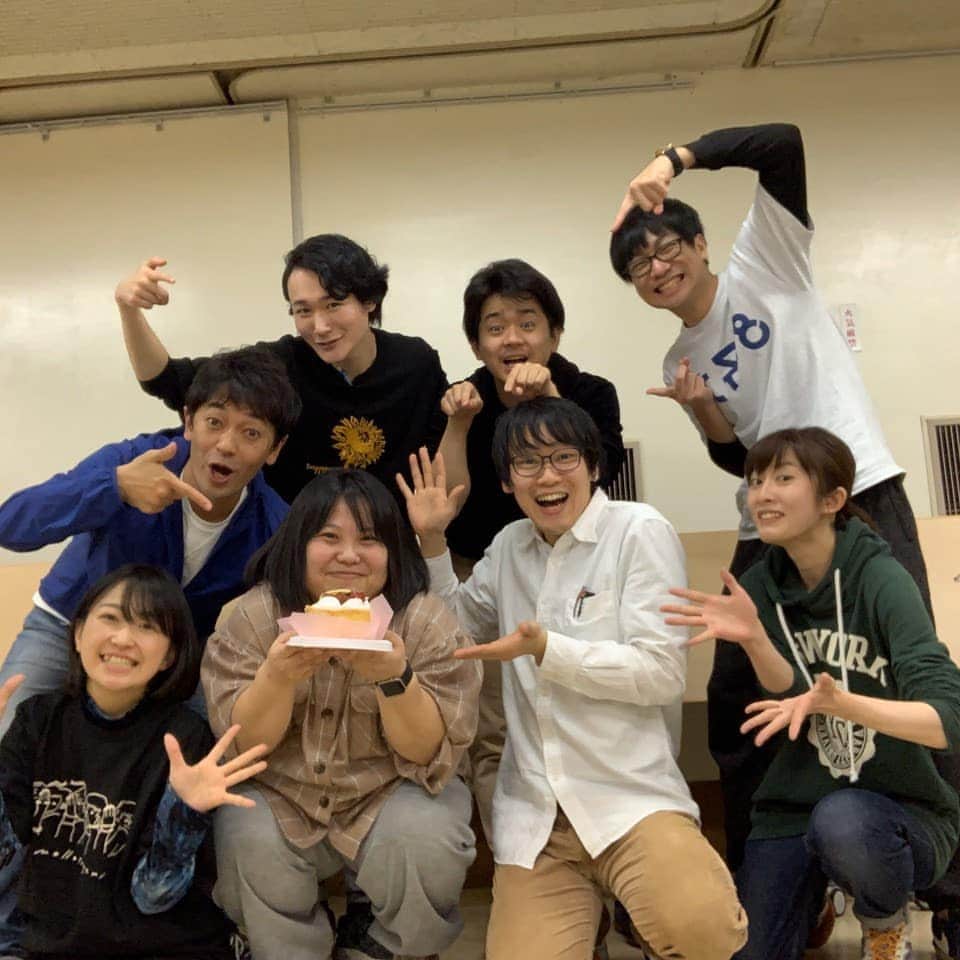 信江勇のインスタグラム：「今日は稽古場で誕生日祝って貰いました(≧▽≦) ボッチバースデー回避です（笑）  そして、セリフがまだまだグダグダで反省点が多い稽古になってしまい凹み気味です(´;︵;`) さて!昨日言っていた誕生日配信やってみたいと思います🙂  このあと23:30からインスタライブで配信です😘  #ストスパ Stokes/Park 2nd 「フィルタリング」 ◇キャスト◇ 大野泰広 小田切瑠衣 信江勇 塚原直彦（劇団モンキーチョップ） 太田知咲（DEAD STOCK UNION）  田中達也 藤村直樹（アンカット） 十河大地（宝映テレビプロダクション） 内田めぐみ（ソラカメ） ◇日程◇ 2020年1月29日（水）〜2月2日（日）  1月29日（水）19:30 1月30日（木）19:30 1月31日（金）14:00/19:30 2月1日（土）13:00/18:00 2月2日（日）13:00/18:00 全8ステージ ※受付開始は各公演45分前　開場は各公演30分前 ◇会場◇ 下北沢　OFF・OFFシアター （東京都世田谷区北沢2-11-8 TAROビル 3F） ◇チケット◇ 前売　3300円（全席自由） 当日　3800円（全席自由） [信江勇扱い予約フォーム] https://t.co/o9t5YjbKBL」