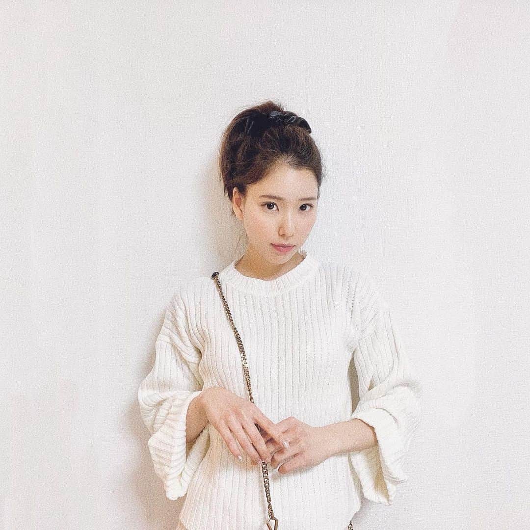 布川桃花さんのインスタグラム写真 - (布川桃花Instagram)「真っ白ニット⛄️ 袖が広がっててかわいいよ〜❤︎ かなりプチプラ！3千円しないくらいだったかな？🧐 . 気分で大きめのリボン付けたら一気にガーリーになって 外に出てからちょっと恥ずかしくなる😂 . #momoka_fashion」1月8日 23時21分 - momoka_fukawa