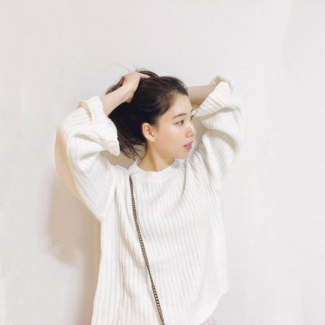 布川桃花さんのインスタグラム写真 - (布川桃花Instagram)「真っ白ニット⛄️ 袖が広がっててかわいいよ〜❤︎ かなりプチプラ！3千円しないくらいだったかな？🧐 . 気分で大きめのリボン付けたら一気にガーリーになって 外に出てからちょっと恥ずかしくなる😂 . #momoka_fashion」1月8日 23時21分 - momoka_fukawa
