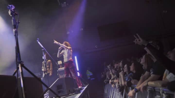 ルーファス・テイラーのインスタグラム：「The Chicken incident! 🐔 Ending with some Frankie bass synth. #notnowfrankie #whereitbegan #thedarkness 📸 - @jennymayfinn」