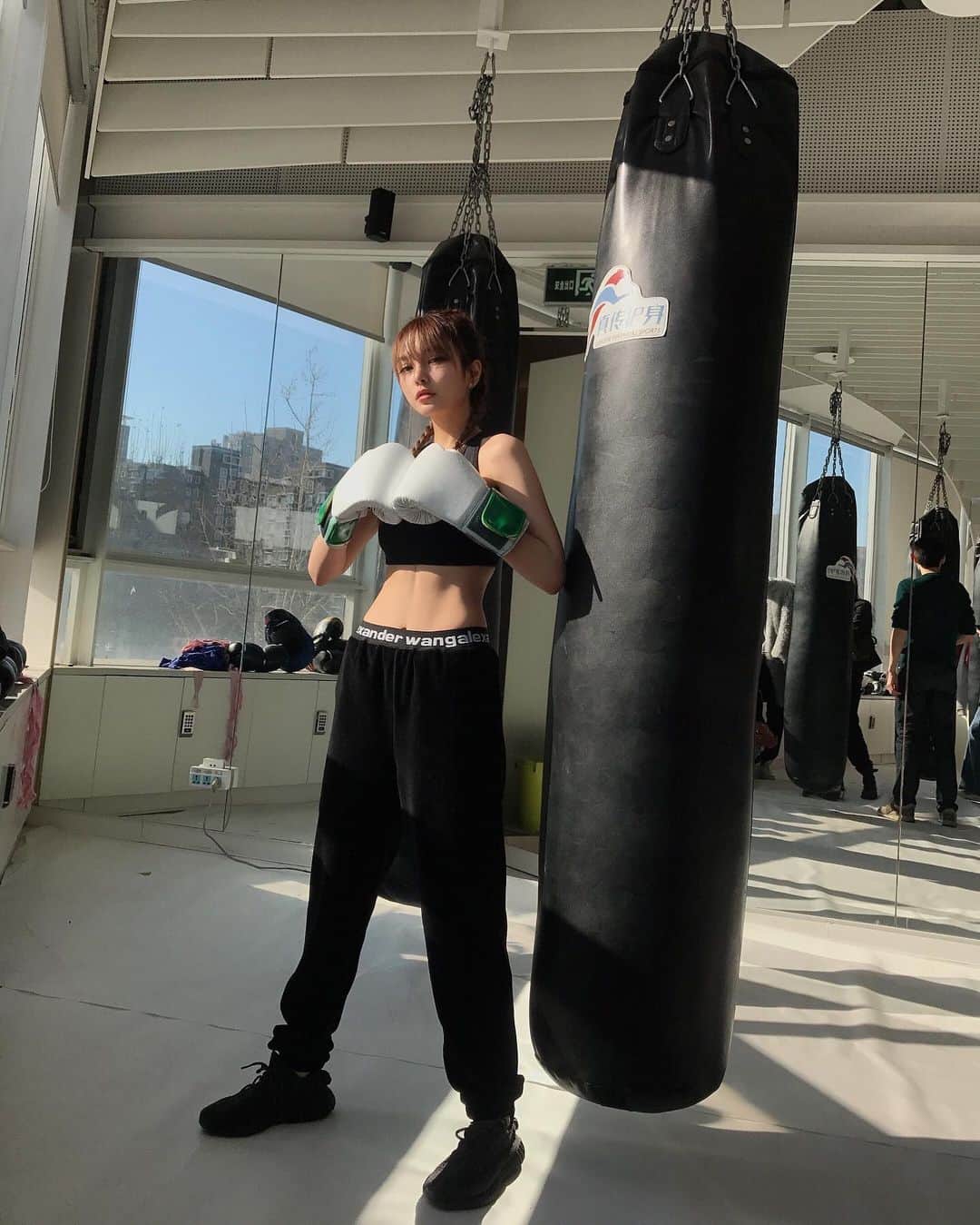 Grace Chowのインスタグラム：「一整夜沒睡來打拳真的太狂了🥊 但健身以後真的整個人狀態都不一樣了」