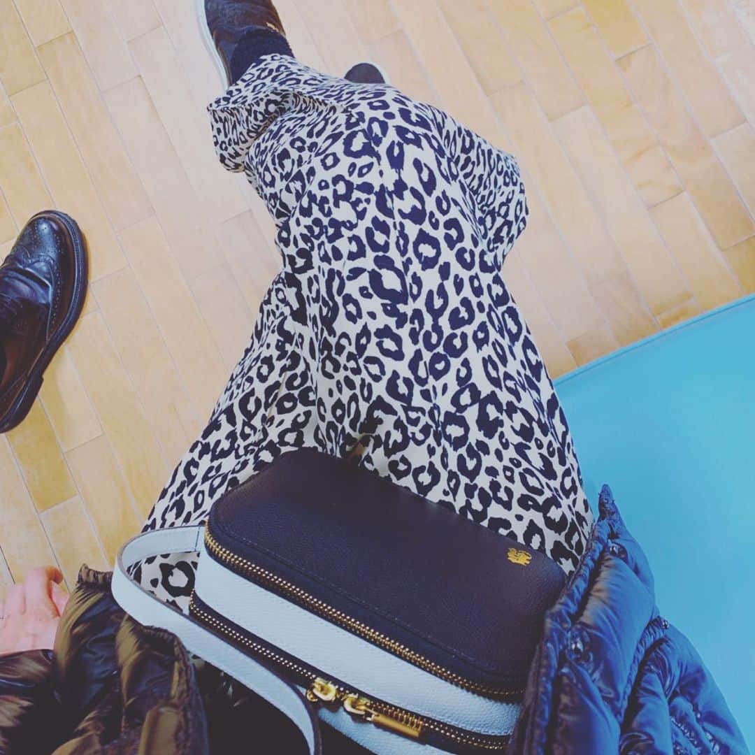 亀恭子のインスタグラム：「区役所にて。 . . . 久しぶりにヒョウ柄を着ました。 臨月の時に、すぐ履けないのに即決で購入したパンツです。 . . マタニティ用のボトムって、なかなかヒョウ柄には出会えないので… なんだか恋しくなってつい。 . . yesterday's… #fashion #ootd #kkstyle #tokyo #kamescloset #jacket #moncler #knit #epocatheshop #pants #lecielbleu #bag #epi #shoes #givenchy #winter #january」