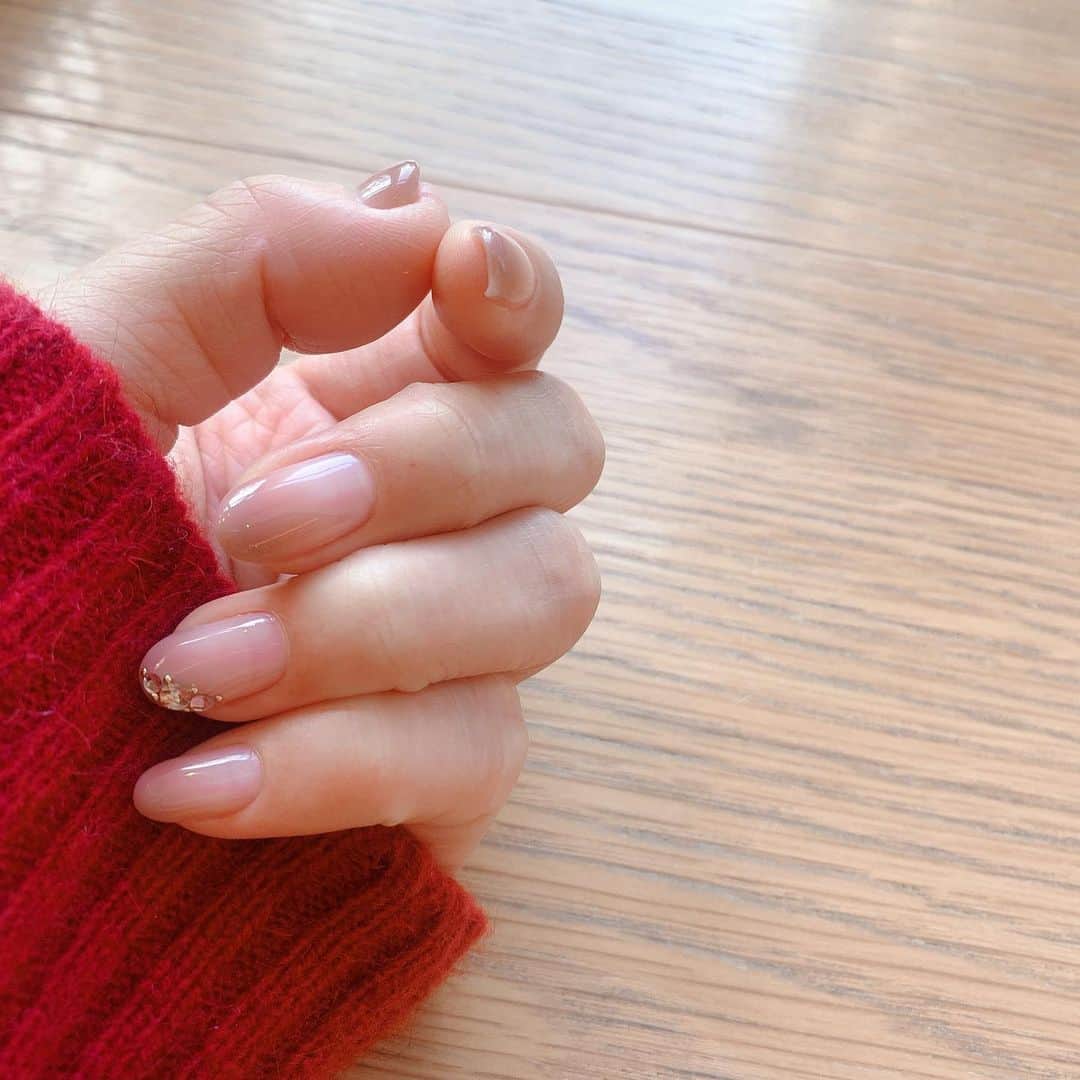 守永真彩さんのインスタグラム写真 - (守永真彩Instagram)「. . new nails ＊ 今回はおとなしめ。 先端にスワロ置いてもらいました♡ ネイルの後ってテンションあがる(^^) . . #nail #newnail  #ネイルデザイン  #親指の形が変 #爪がめちゃくちゃ短い #生まれつき #🧣」1月8日 15時17分 - maayamorinaga