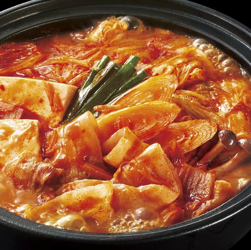 おいしい鍋のインスタグラム：「. ＼本格キムチチゲをご家庭で／ 本場韓国のキムチチゲを味わいたい方におすすめ！ 刻みキムチ入り調味料とユッス（だし）がセットになっているので、作り方も本場韓国風に楽しめます。 お正月明けのあったかメニューに♪ . ●レシピはこちら http://nabe.moranbong.co.jp/recipe/detail/id=3736 . #おいしい鍋 #モランボン #豚キムチチゲ #キムチチゲ #肉鍋 #韓国 #韓国料理 #鍋 #鍋つゆ #instanabe」