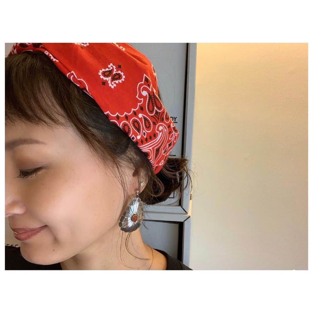 のインスタグラム：「相変わらず小物に赤を使うのが好き。 今日のピアスとバンダナターバンの相性が良い感じです。 ターバンは人気アイテムで赤のみラス1です。 本日18時より今年初インスタライブやる予定です。 お時間あればぜひご参加ください😚 #fashion #style #bandana #turban #herfee2020ss #herfee」