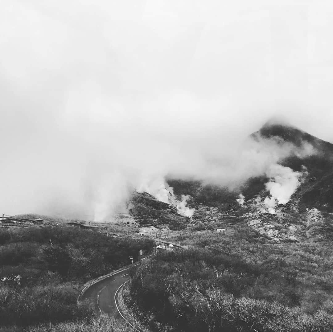 野波麻帆さんのインスタグラム写真 - (野波麻帆Instagram)「. プチ旅行。 ロープーウェイで大涌谷。 山が生きていた。 勿論黒タマゴも食べました😊。」1月8日 15時21分 - mahononami