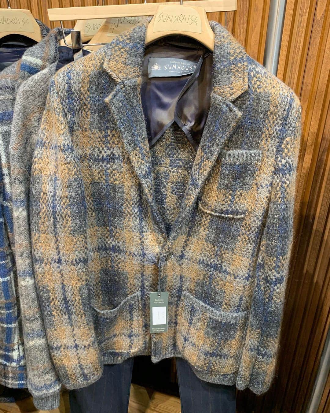 のインスタグラム：「@sunhouse_designers  New commer!!! Relax and beautiful knit jacket.  ニットジャケットの新鋭「サンハウス」。ポケットや袖をリブにしたりと絶妙なユル具合もいい感じで、休日ジャケットの新ジャンルに加えたい。  #sunhouse  #pittiimmagine #pittiimmagineuomo #pu97  #showyourflagsatpitti #pittipeople #mensfashion」