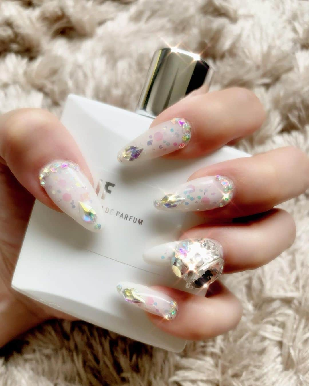 桜木れいなのインスタグラム：「新年nailは  おもちゃみたいな❤️ 飴だまみたいな❤️ なんだか　美味しそうな❤️ そんな　ネイルにしたよ🥰🥰 #ネイル #ホワイトネイル #ビジューネイル #飴玉 #飴ちゃんネイル #おもちゃ #きらきらネイル #美容 #ラグジュアリー #桜木れいな」