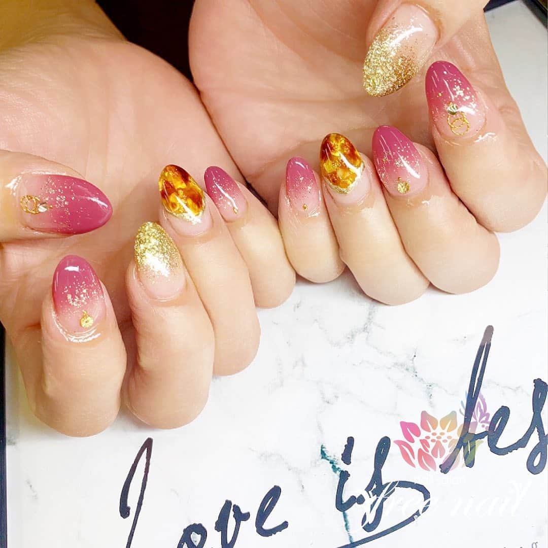 free nail フリーネイルのインスタグラム：「. お客様ネイル💅🏻❄️ . ブラウンレッドネイル🤎❤️ . キラッキラのべっ甲ネイルと🎅🏻🔔 . スワイプして動画も見てね☝︎🎬✨ . ご来店ありがとうございました🙇🏻‍♀️🙇🏻‍♀️🙇🏻‍♀️💗 . #ネイルアート #ジェルネイル #ネイルサロン #大阪ネイルサロン #ネイルデザイン #ネイルチェンジ #べっ甲ネイル #グリッターネイル #グラデーションネイル #ラメネイル #ブラウンネイル #ゴールドネイル #デザインネイル #トレンドネイル #シンプルネイル #キラキラネイル #冬ネイル #winternails #nailsart #nailsdid #美甲 #日式美甲 #日式美甲胶 #日本美甲师 #日本美甲老师 #美甲上课 #日本胶 #フリーネイル #freenail」