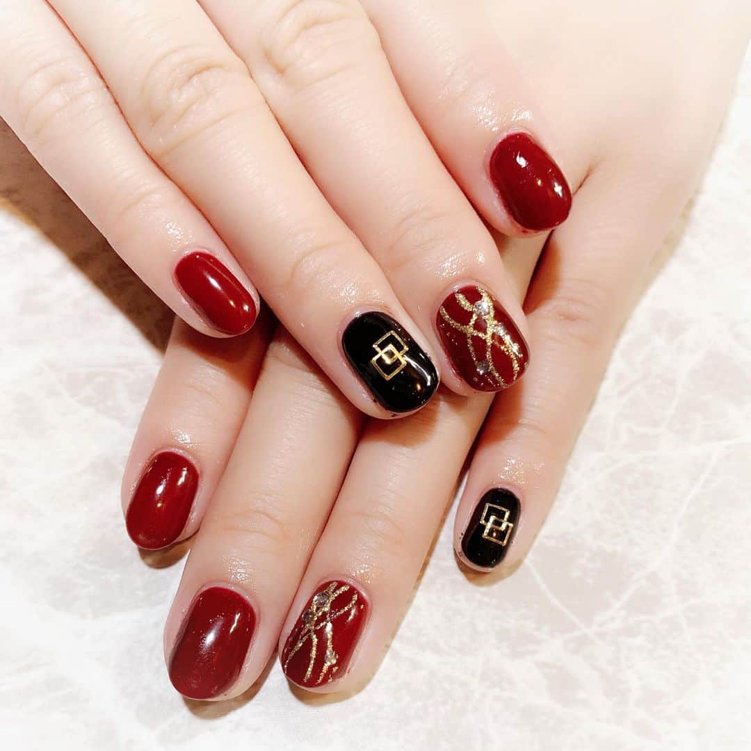 若月雅のインスタグラム：「ネイル行ってきたー💅✨ 久しぶりに大好きな赤×黒(*´ー｀*) 今回もありがとうございました😊 . #newnail #自爪ネイル  #お洒落さんと繋がりたい」
