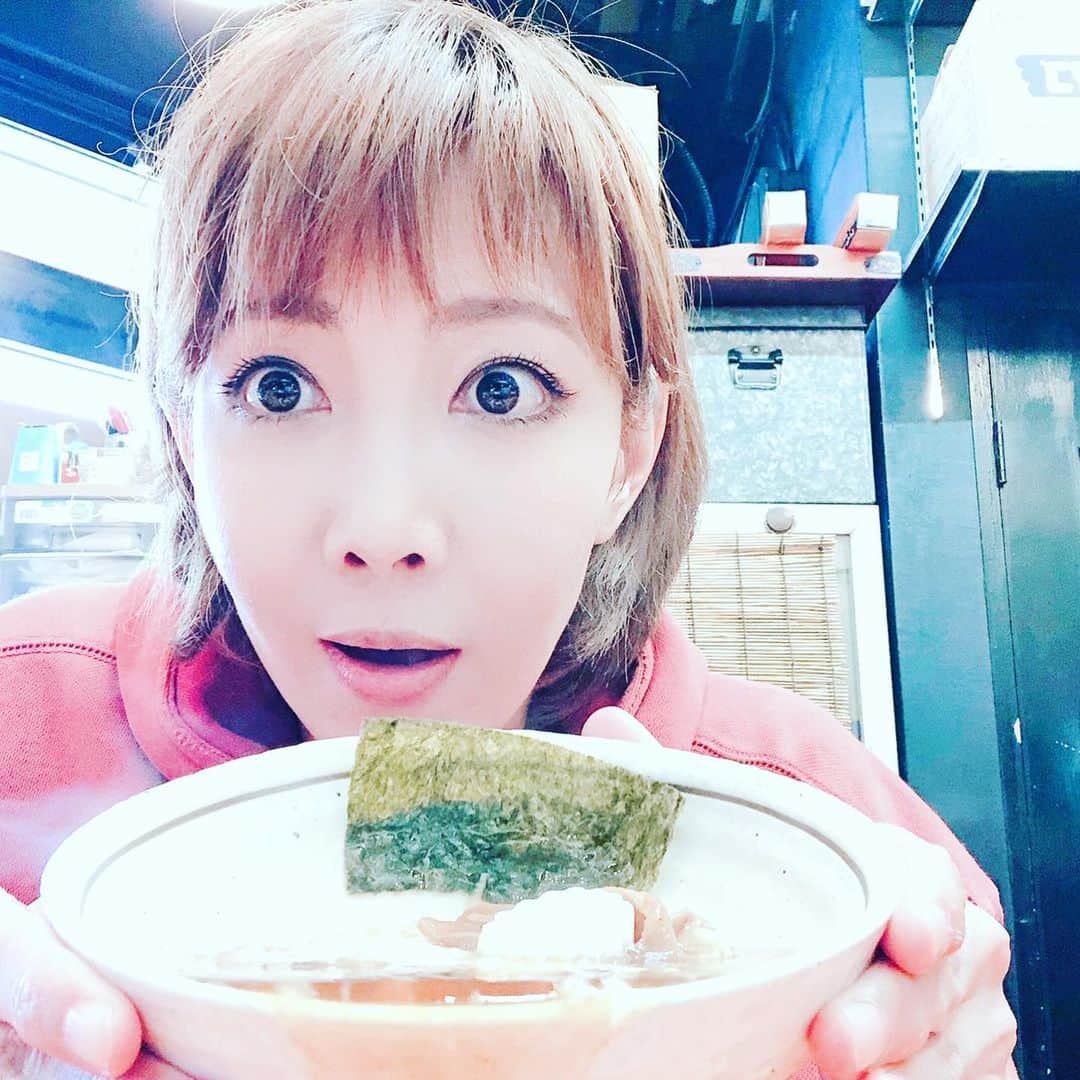 柚希礼音さんのインスタグラム写真 - (柚希礼音Instagram)「😋 「名古屋行き最終列車2020」 今年も出ます😋 名古屋での撮影は こちらでございました🐤 . 野澤しおりちゃんと 一年ぶりの再会で😊 似顔絵まで描いてもらいました❤️🙃🙃 ラーメンこぼした事件は 撮影の昼休みの事件💦 . 今回も心温まる内容となってます。 宜しければみーてーね❤️ 放送は、 メ～テレ2020/1/27(月)24:18～ テレビ神奈川2020/2/19(水)23:00～ . です🙂🙂 #名古屋行き最終列車 #2020 #野澤しおり ちゃん #ドラマ #バスケ #ラーメン #もうこぼしません #柚希礼音」1月8日 15時37分 - reonyuzuki_official