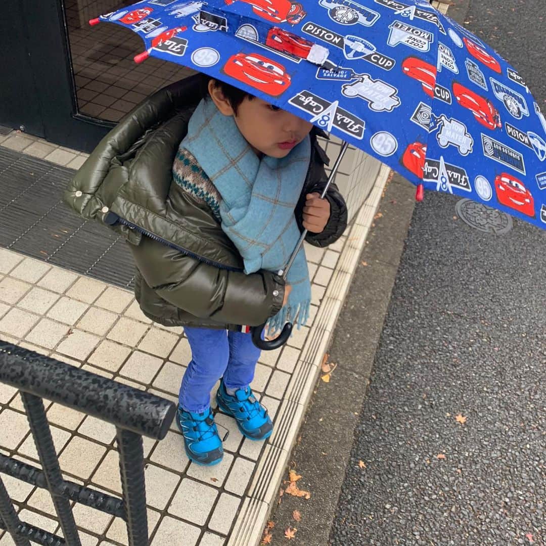 亀恭子のインスタグラム：「兄さんの記録。 . . . とある雨の寒い日。 私のマフラーをつける と言って… 巻いてみたら彼の方がしっくり似合ってた。 . . そしてまた 別のとある日。 ママを描いてあげる と言って… 思いの外上手だった。 . . どんどんお兄さんになってるんだ。 色んな瞬間を見逃さないようにしなきゃ、 と感じる今日この頃。 . . #myson #mylove #someday #kidsfashion #stole #brooksbrothers #winter #❤︎」