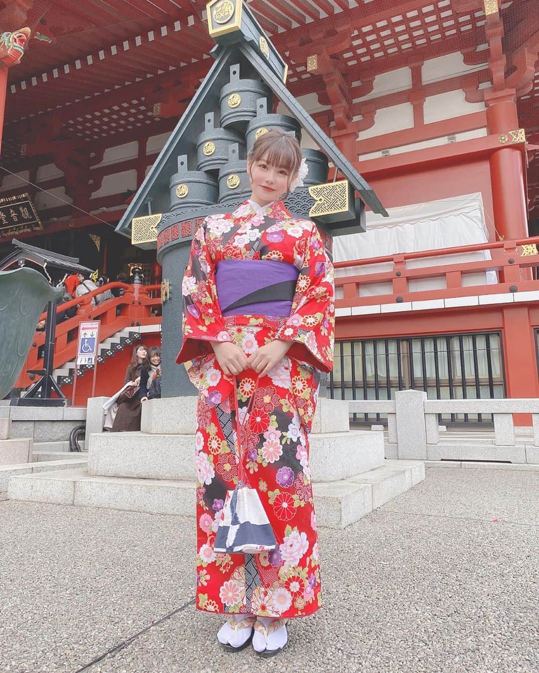 利咲のインスタグラム：「あけましておめでとうございます㊗️ 今年は念願の晴れ着を着てみました。  I celebrated the Japanese New Year🎍  #HappyNewYear #2020 #happynewyear2020 #晴れ着 #着物 #お正月 #🎍 #kimono #👘 #japanese #雷門 #浅草 #浅草寺 #japanesenewyear #初詣 #⛩」