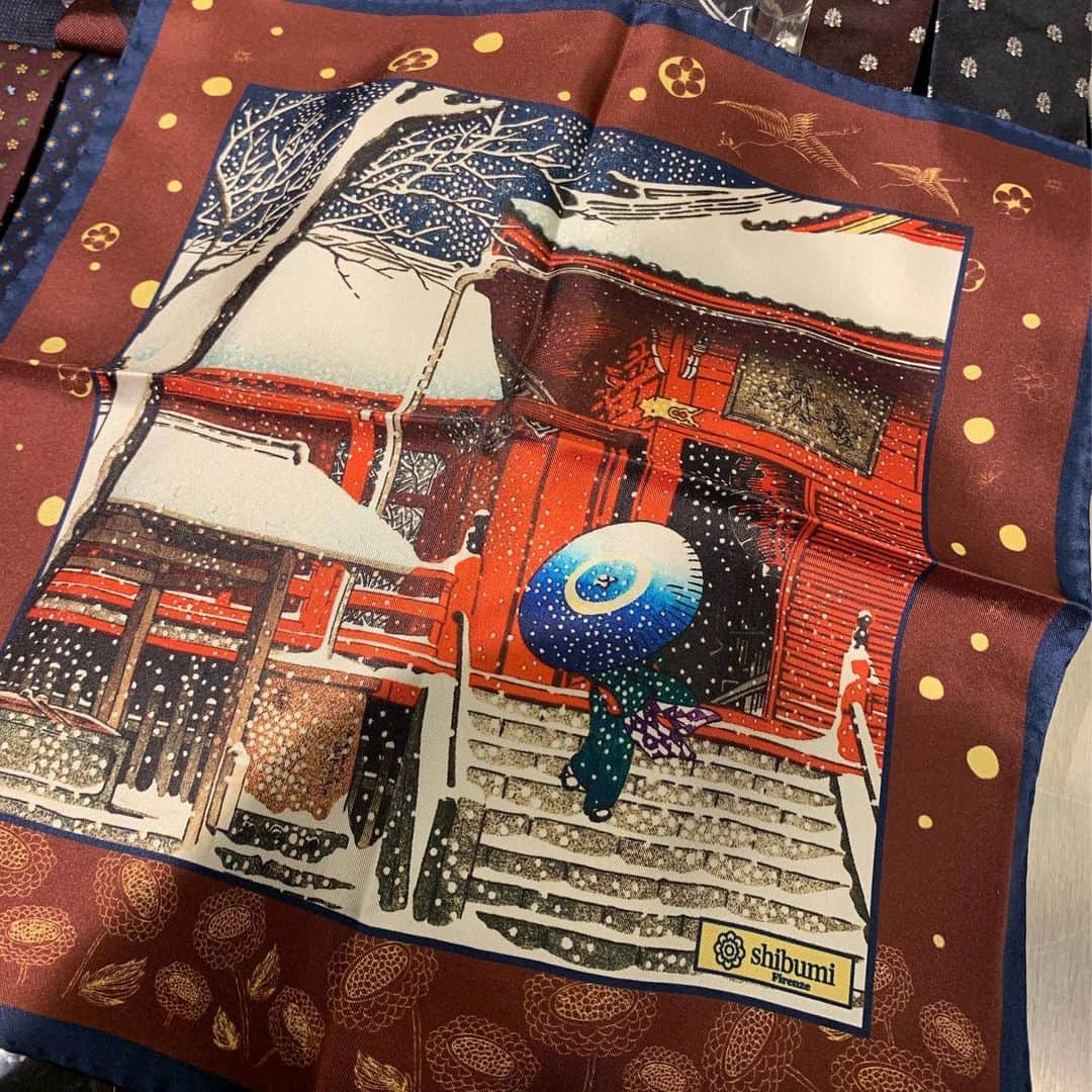 のインスタグラム：「@shibumifirenze  Inspired from Japanese traditional “ shibumi “. 日本の家紋などを小紋柄のイメージにしたり、浮世絵をチーフの柄にしたり、、、と、日本大好きなデザイナーさんのタイメーカー、shibumi Firenze.  タイやチーフ（ 都市シリーズも可愛い。フィレンツェのポンテベッキオ柄、ロンドンマップ柄、東京路線図柄など ）中心だが、ジャケットなどトータルウェアもやっていきたいそう。  春から京都に移住するとのことなので、今後の作品も楽しみ！  #shibumifirenze」