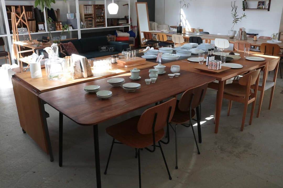 graf studioさんのインスタグラム写真 - (graf studioInstagram)「【 営業開始のお知らせ 】﻿ graf studio shop&kitchenは7日(火)より本年の営業を開始しております。﻿ shopスペースではいつもより多くの家具を展示しておりますので、ご注文をご検討されている方はぜひこの機会にご来店下さい。﻿ ﻿ [ item ]﻿ ・Standard Sofa﻿ ・Waf Sofa﻿ ・3/6 Sofa﻿ ・Alternate Dining Table﻿ ・MUKU Top Table -Rectangle﻿ ・Taut Table﻿ ・Work Table﻿ ・Desk﻿ ・Cup Board﻿ etc…﻿ ﻿ 詳しい展示状況はshopまでお問い合わせください。﻿ ﻿ tel 06-6459-2100﻿ mail shop@graf-d3.com﻿ ﻿ #graf #grafstudio #grafstudioshop #grafstudiokitchen #furniture #graf_furniture #interior #家具 #インテリア #osaka #大阪 #中之島」1月8日 15時50分 - graf.studio